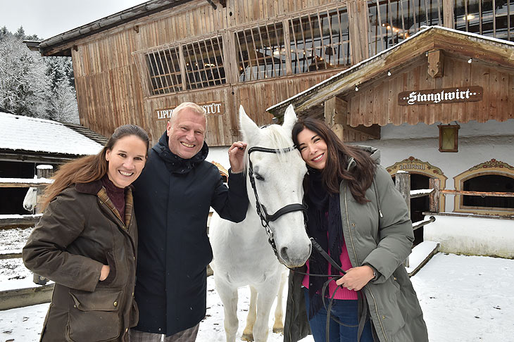 Alexandra Polzin mit Mann Gerhard Leinauer, Elisabeth Hauser (Stanglwirt Familie), im Biohotel Stanglwirt in Going bei Kitzbühel am 20.11.2025 @Foto: BrauerPhotos / Goran Nitschke 